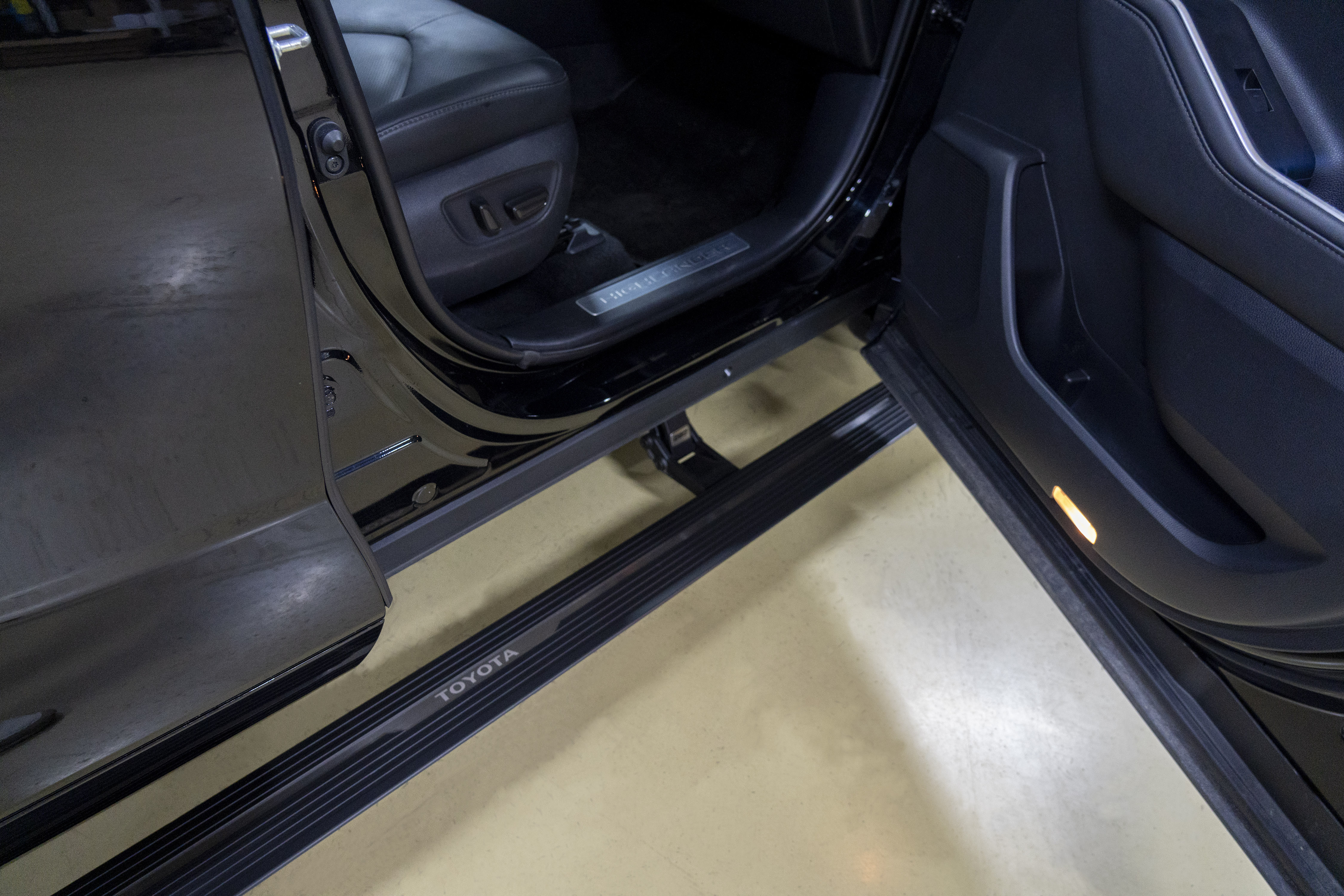 Электрические Пороги ATS для Toyota Highlander U70 (2019-2024)